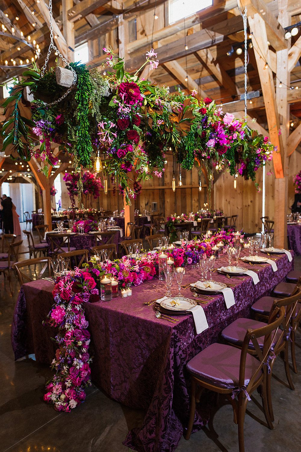 Overhead-hanging-flowers-head-table-Barn-at-Lord-Howe-Valley